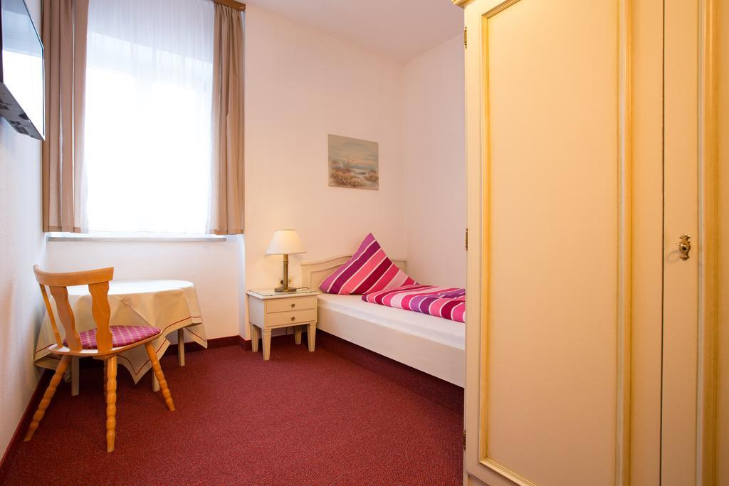 Gasthof Zum Lamm Hotel Garmisch-Partenkirchen Room photo