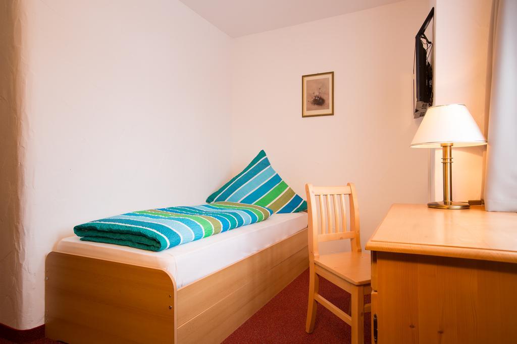 Gasthof Zum Lamm Hotel Garmisch-Partenkirchen Room photo