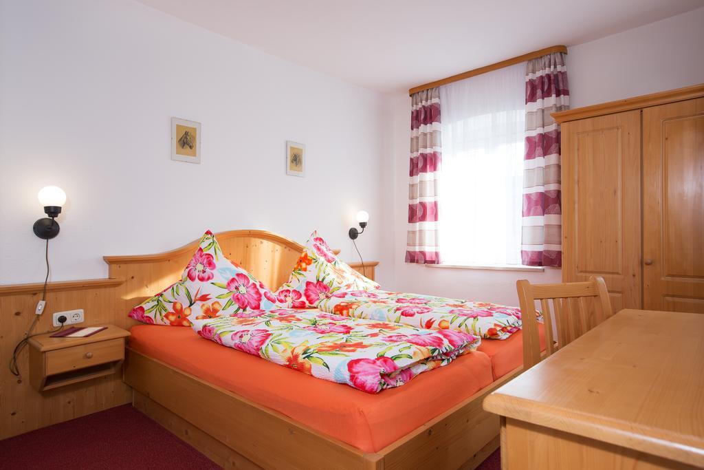 Gasthof Zum Lamm Hotel Garmisch-Partenkirchen Room photo