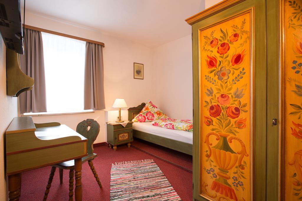 Gasthof Zum Lamm Hotel Garmisch-Partenkirchen Room photo