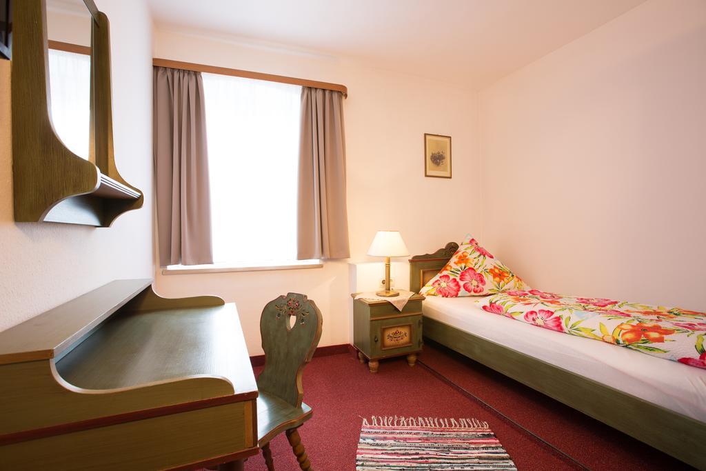 Gasthof Zum Lamm Hotel Garmisch-Partenkirchen Room photo